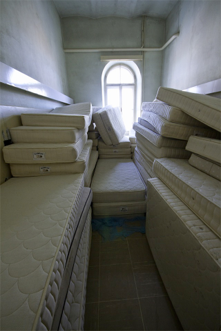 Illustration for article titled The Decaying Remains of Abandoned Hospitals